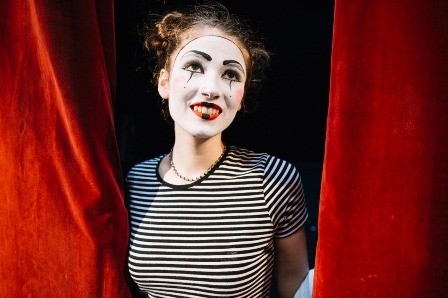 Method acting training session with focused performer